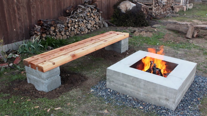 Feuerstelle aus Beton im Garten
