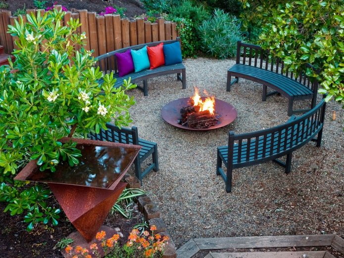 Metallkamin im Garten