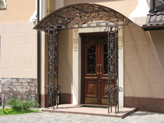 Veranda mit geschmiedetem Vordach