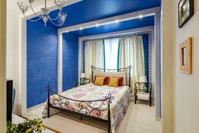 Bett mit Schmiedearbeit im Schlafzimmerinterieur