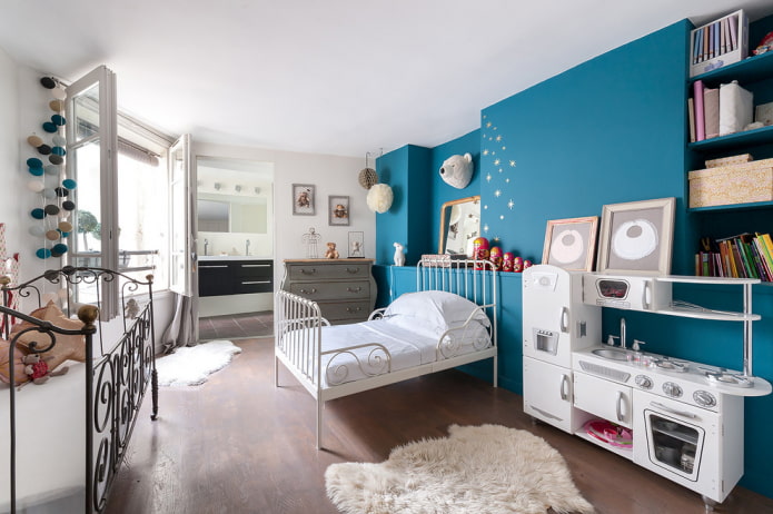 ein schmiedeeisernes Bett in einem Kinderzimmer