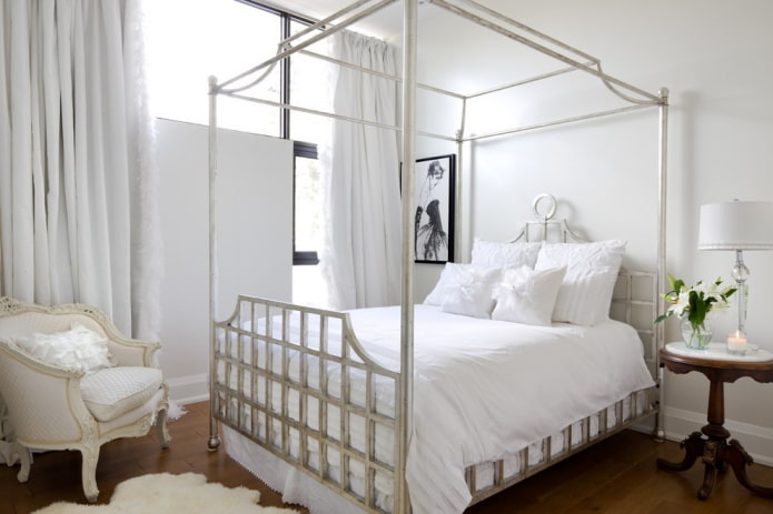 Bett mit grauem Schmiedeeisen
