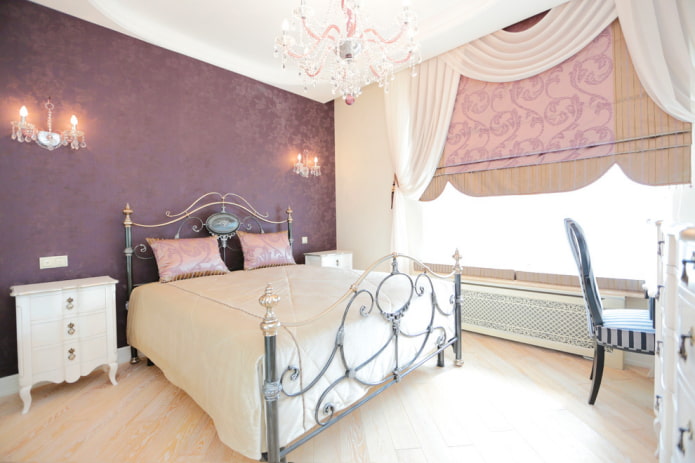 ein Bett mit schmiedeeisernen Elementen in einem Schlafzimmer im klassischen Stil