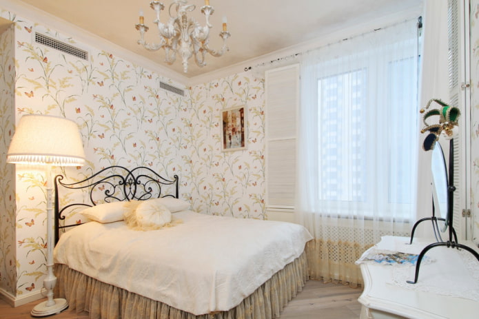 Geschmiedetes Bett im Schlafzimmer im Provence-Stil