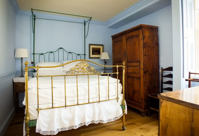 Bett mit goldenem Schmiedeeisen