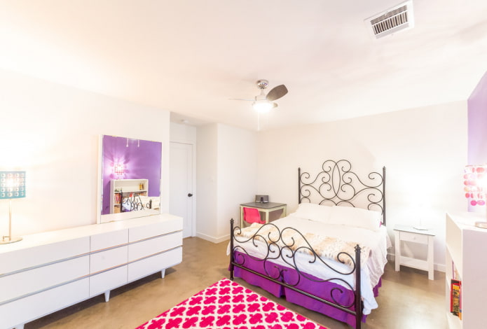 Bett mit Schmiedearbeit im Schlafzimmerinterieur