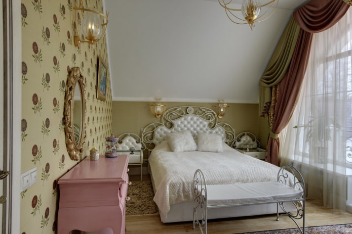 Schmiedeeisenbett mit Kutschenkupplung im Innenraum