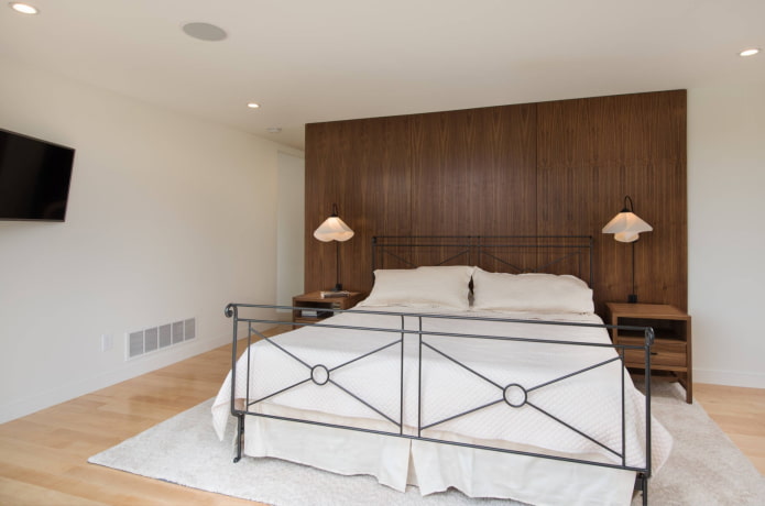 ein Bett mit Schmiedeeisen in einem Schlafzimmer im modernen Stil