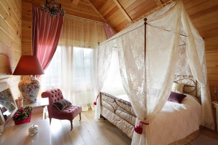 geschmiedetes Himmelbett im Innenraum