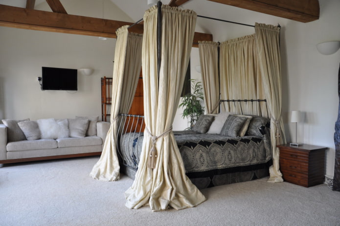 geschmiedetes Himmelbett im Innenraum