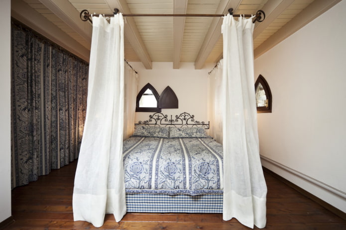 geschmiedetes Himmelbett im Innenraum