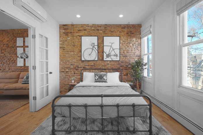 Schmiedebett in einem Schlafzimmer im Loft-Stil