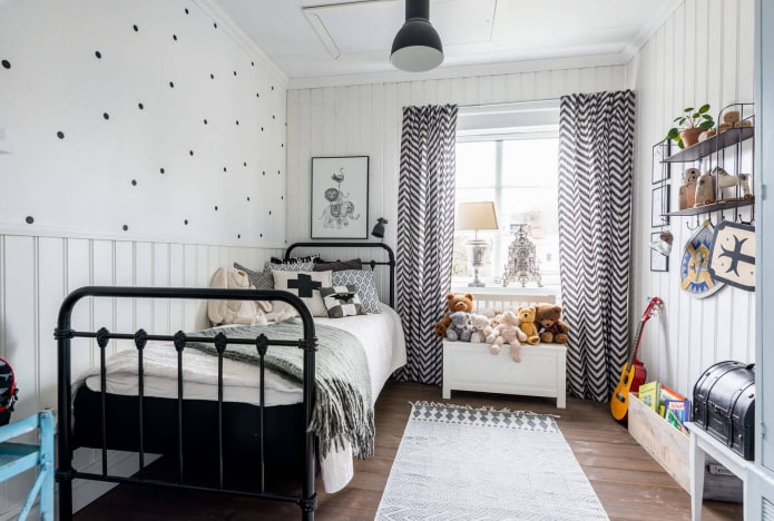 ein Bett mit Schmiedearbeiten in einem Kinderzimmer im skandinavischen Stil