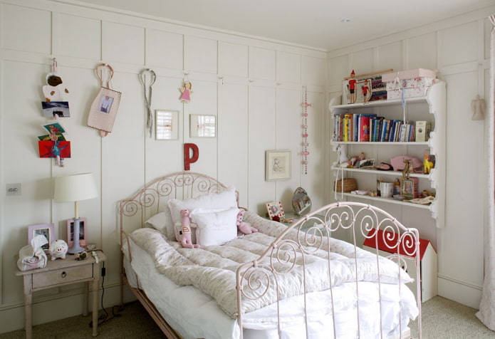 ein schmiedeeisernes Bett in einem Kinderzimmer