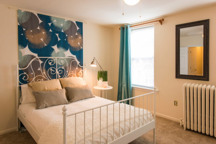 Bett mit Schmiedearbeit im Schlafzimmerinterieur