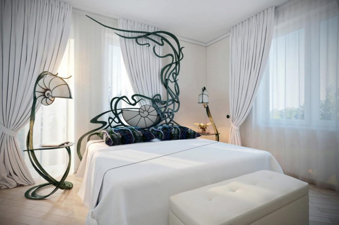 Schmiedebett im Schlafzimmer im Jugendstil