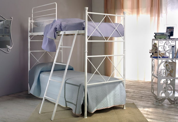 Schmiedeeisen-Etagenbett im Innenraum