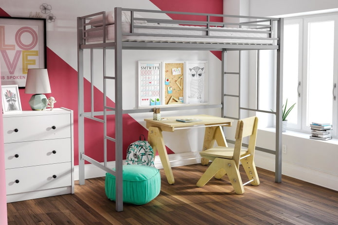 Schmiedeeisen-Etagenbett im Innenraum