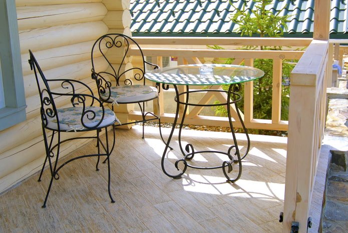 Geschmiedeter Gartentisch auf der Veranda
