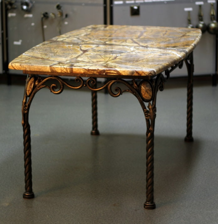 Tisch mit Steinplatte
