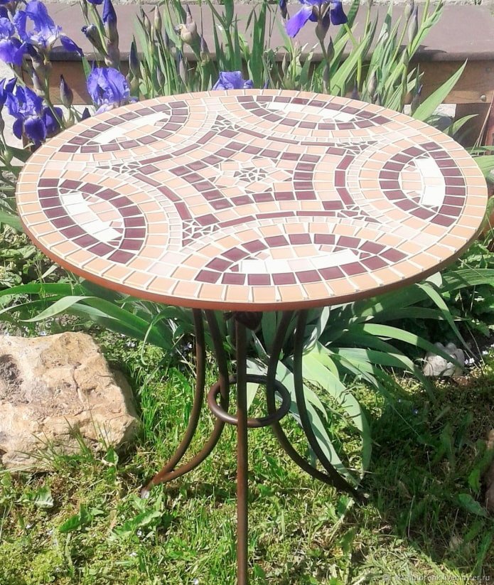 geschmiedete Konstruktion mit Mosaik