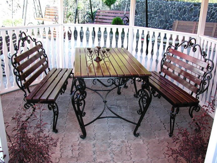Geschmiedeter Gartentisch im Pavillon