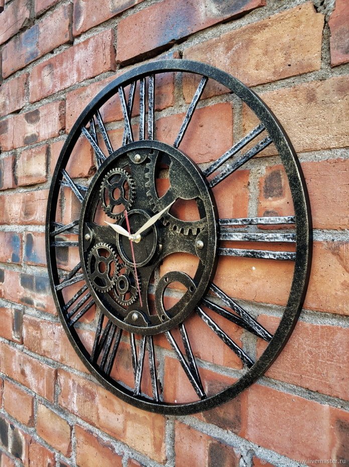 geschmiedete Uhr im Loft-Stil