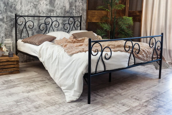 schwarzes geschmiedetes Bett