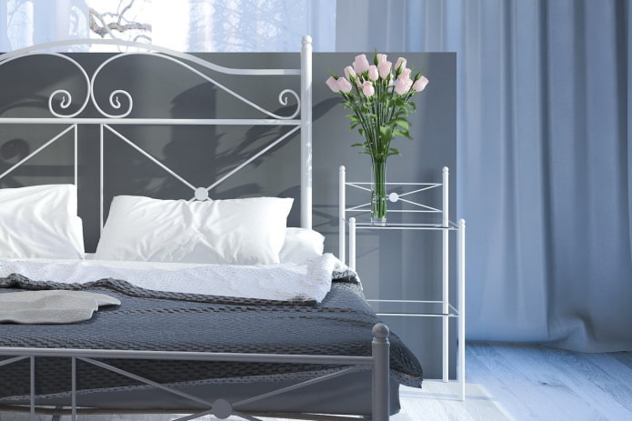 weißes geschmiedetes Bett