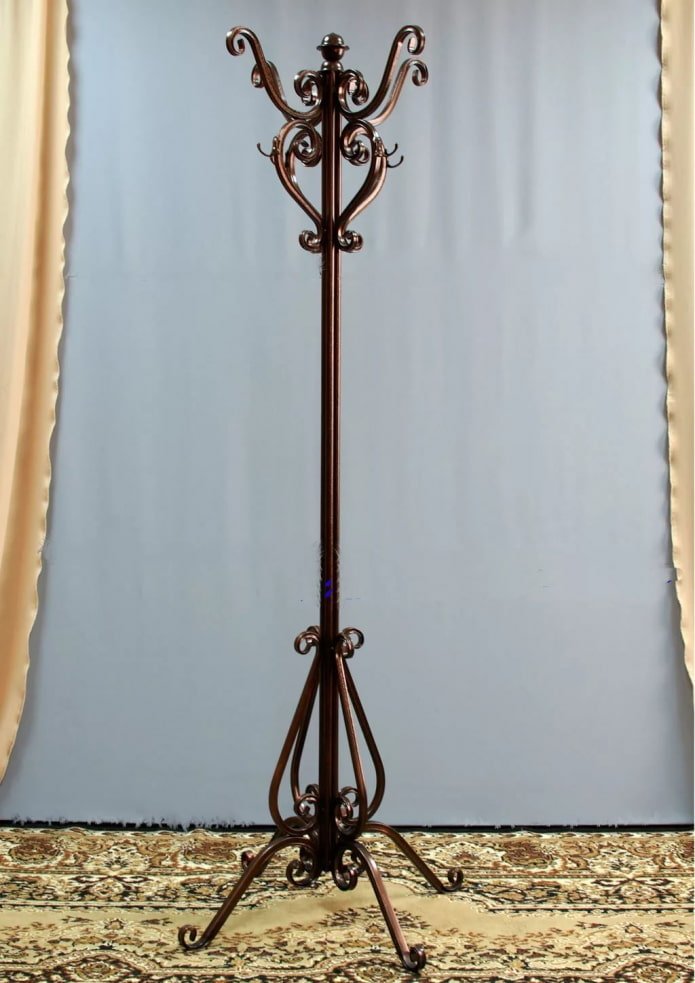 geschmiedete Bodengarderobe