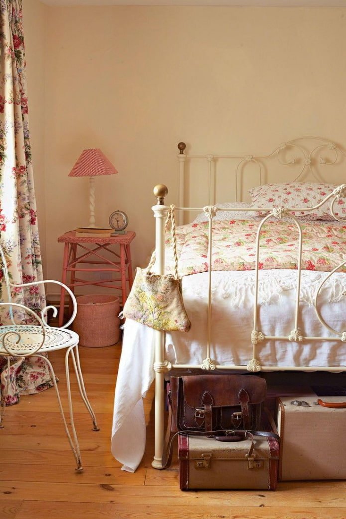 geschmiedetes Bett im Provence-Stil
