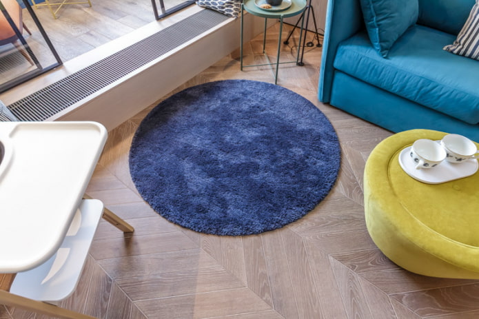 blauer runder Teppich