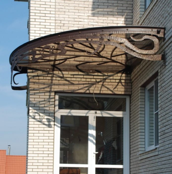 Vordach in der Ecke des Hauses
