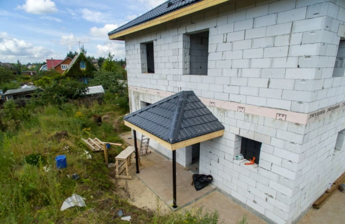 Haus mit einem Vordach in der Farbe des Daches