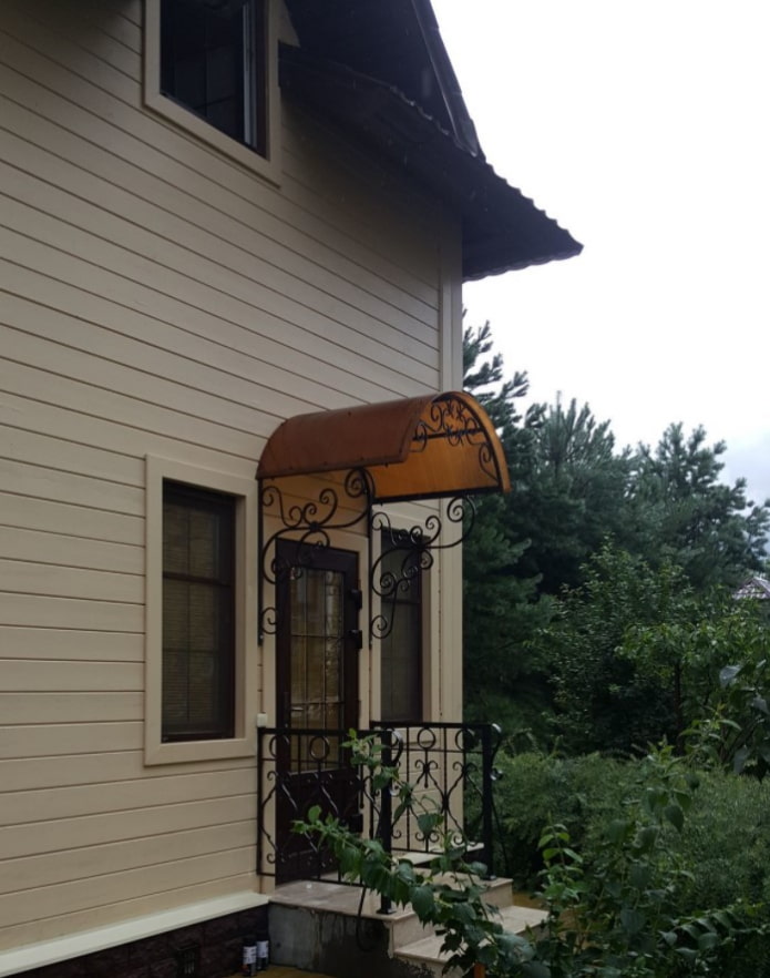 kleines Vordach aus Polycarbonat
