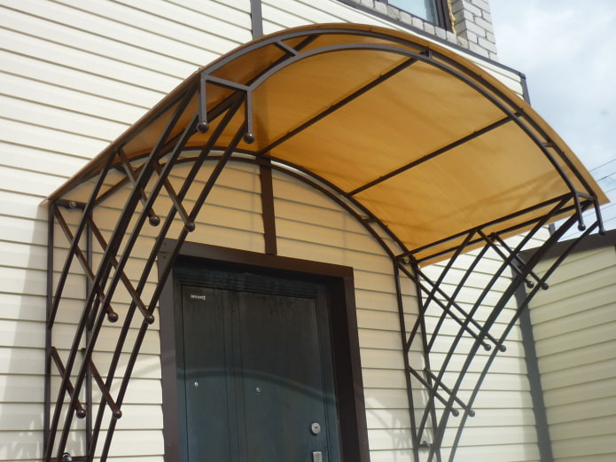 Vordach über der Veranda aus Polycarbonat