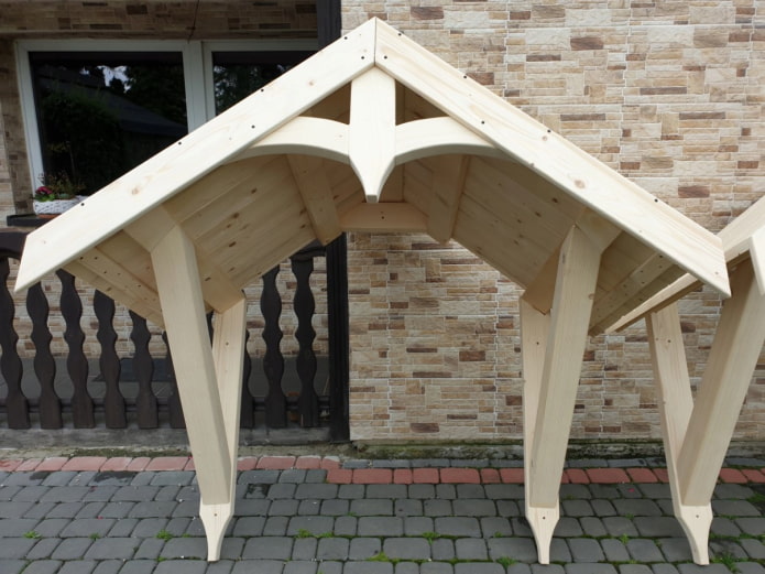 Holzvordach über der Tür