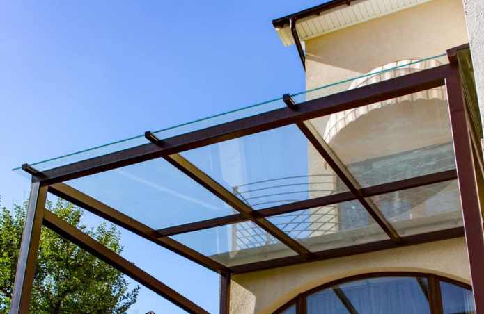 Vordach über der Veranda aus Glas