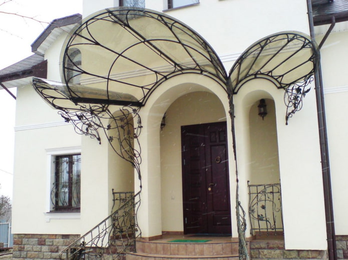 komplexes Vordach über dem Eingang