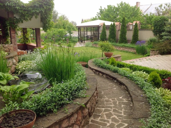 Ein mit Steinen geschmückter Garten