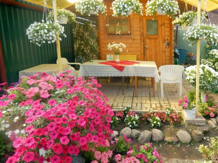 Pavillon mit Blumen