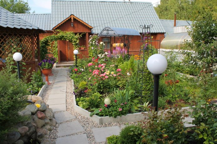 Ein kleiner Garten mit Blumen