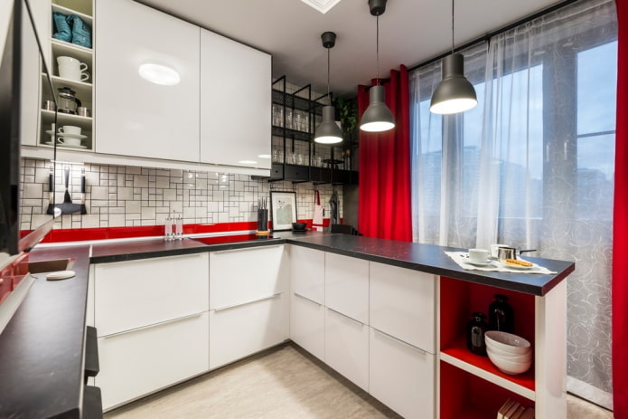 Kücheninterieur mit roten Akzenten