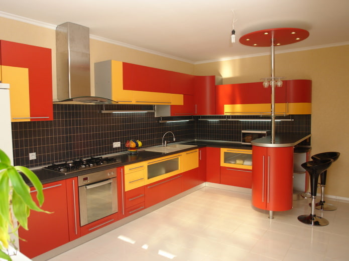 Kücheninterieur in Gelb- und Rottönen