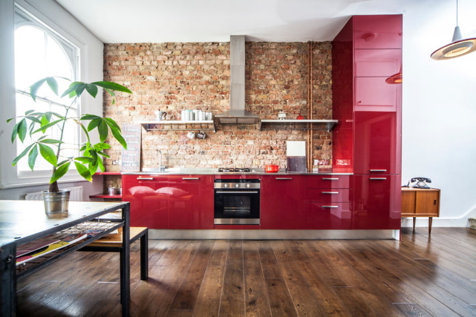 Kücheninterieur in rotbraunen Tönen