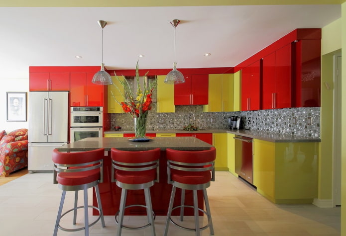Kücheninterieur in Rot- und Grüntönen