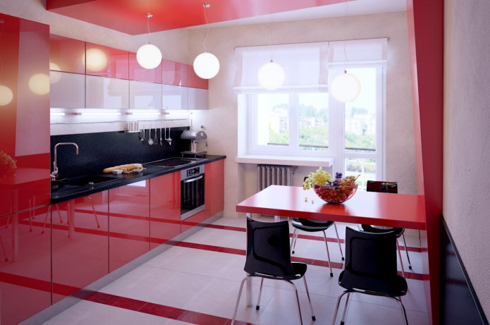 Vorhänge im Kücheninterieur in Rottönen