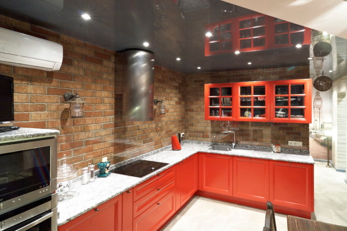 Rotes Kücheninterieur im Loft-Stil