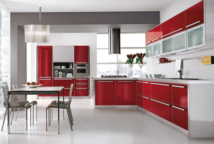 Rotes Kücheninterieur im Hightech-Stil
