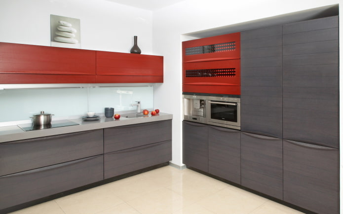 Rotes Kücheninterieur im Stil des Minimalismus